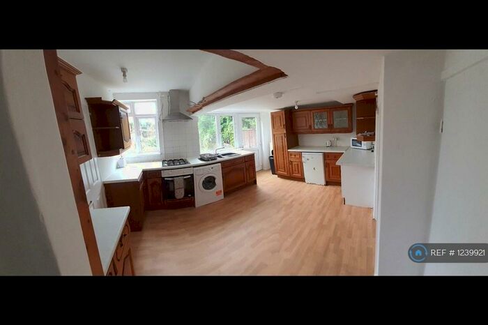 6 Bedroom Semi-Detached House To Rent In Queens Rd, Leicester, LE2