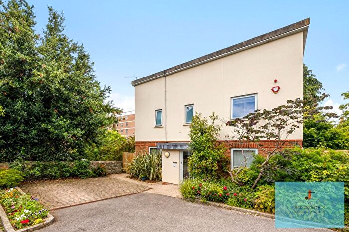 3 Bedroom Detached House For Sale In Preston Park Avenue, Brighton, BN1