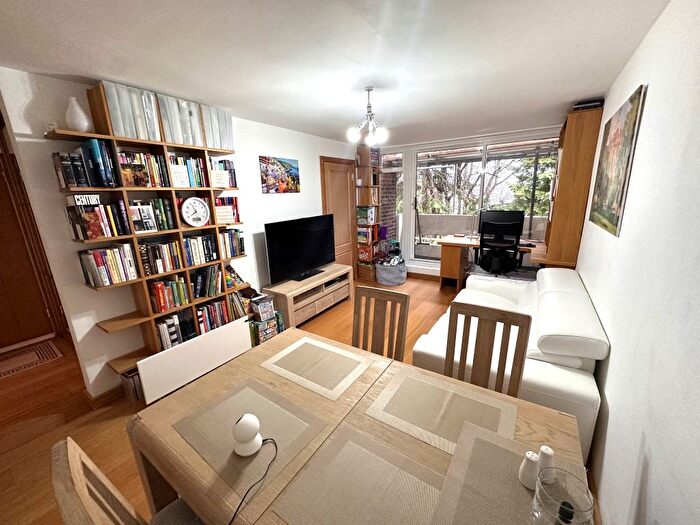 1 Bedroom Flat For Sale In Fairview Avenue, Woking, GU22