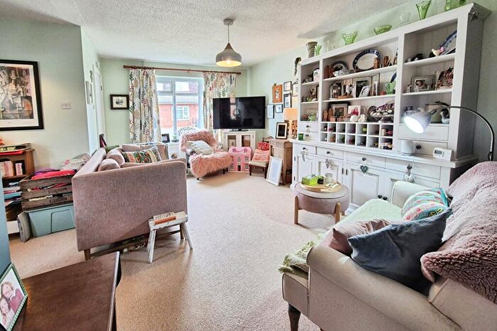 1 Bedroom Bungalow For Sale In The Leys, Clevedon, North Somerset, BS21