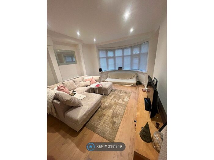 2 Bedroom Flat To Rent In London, London, NW7