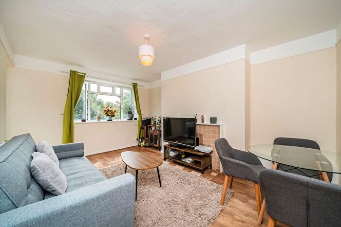 3 Bedroom Flat To Rent In Peterborough Road, Fulham, SW6