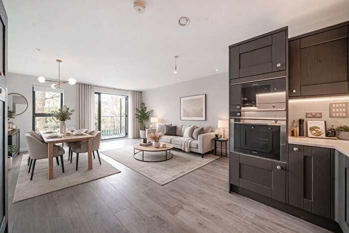 2 Bedroom Flat For Sale In Weybridge, Surrey, KT13