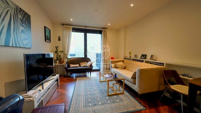 2 Bedroom Flat To Rent In Embassy Gardens, London, SW11