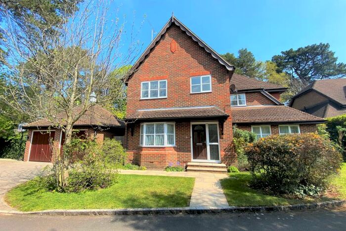 4 Bedroom Detached House To Rent In Woking, GU22