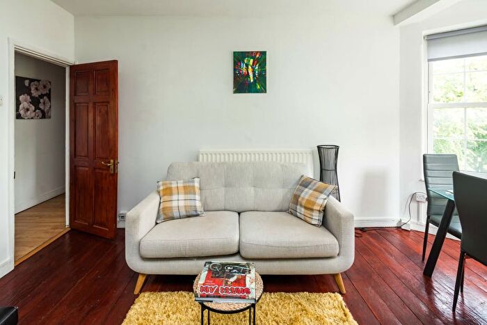 3 Bedroom Flat To Rent In Loughborough Road, London, SW9