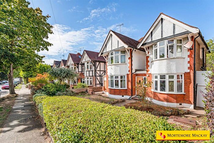 3 Bedroom Flat For Sale In The Chine, Grange Park, N21