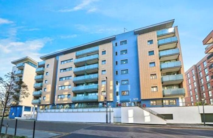 3 Bedroom Flat To Rent In Fathom Court, Basin Approach, Gallions Reach, London, E16