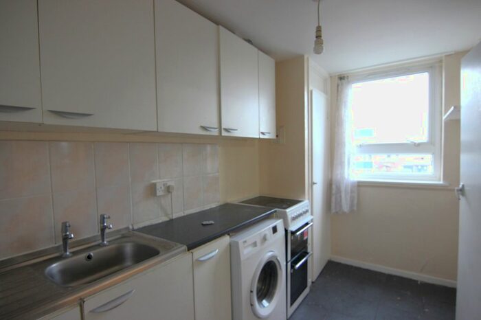 1 Bedroom Flat To Rent In Bonnington House, Ayley Croft, Enfield, Greater London, EN1