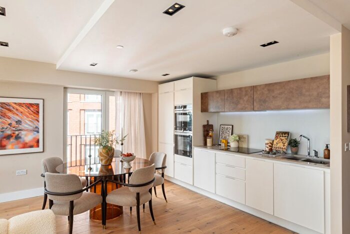2 Bedroom Flat For Sale In Keybridge, Exchange Gardens, London, SW8 - Photo 4