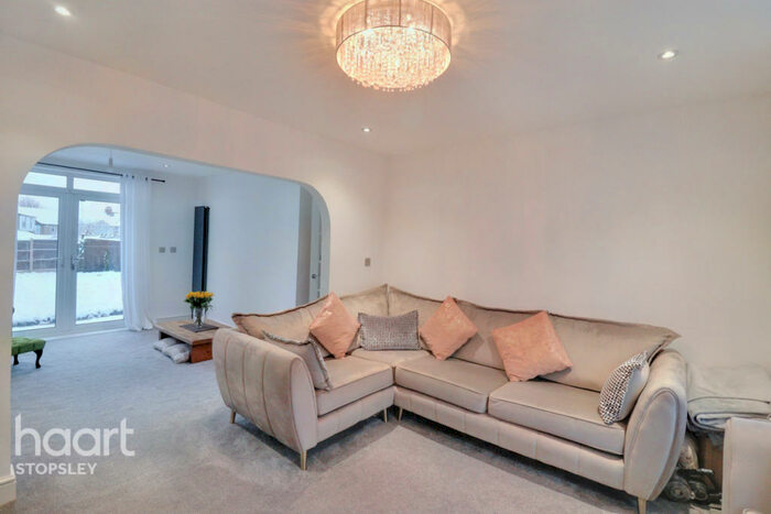 3 Bedroom Semi-Detached House For Sale In Norfolk Road, Luton, LU2