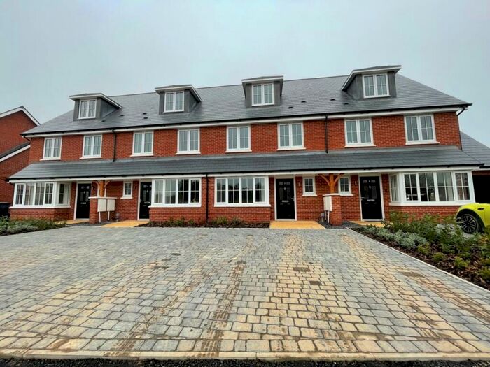 4 Bedroom Semi-Detached House To Rent In Scholars Avenue, Broxbourne, EN10