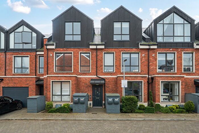 2 Bedroom Flat For Sale In Harlow Gardens, Kingston Upon Thames, KT1