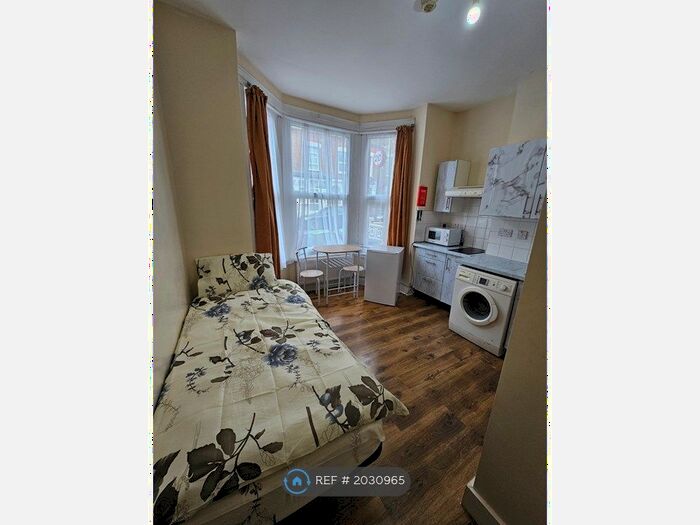 Studio To Rent In Eade Road, London, N4
