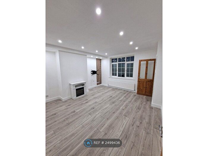 3 Bedroom Semi-Detached House To Rent In Worsbrough Road, Blacker Hill, Barnsley, S74