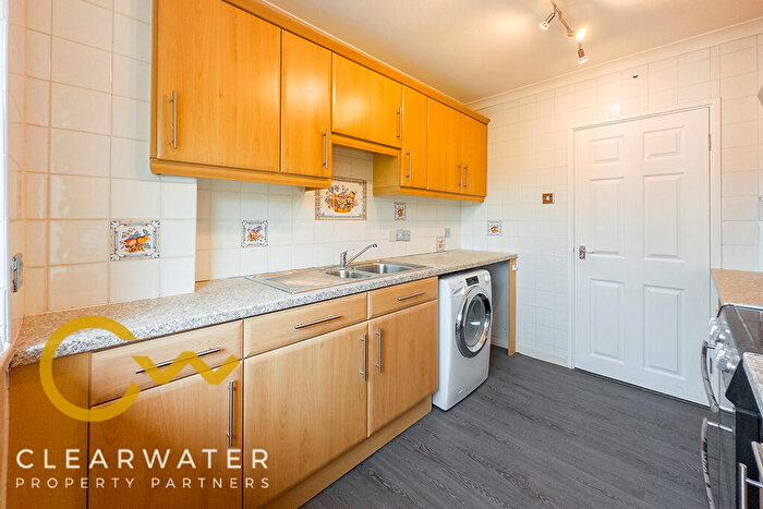 2 Bedroom Flat To Rent In Canterbury Gardens, Salford, M5