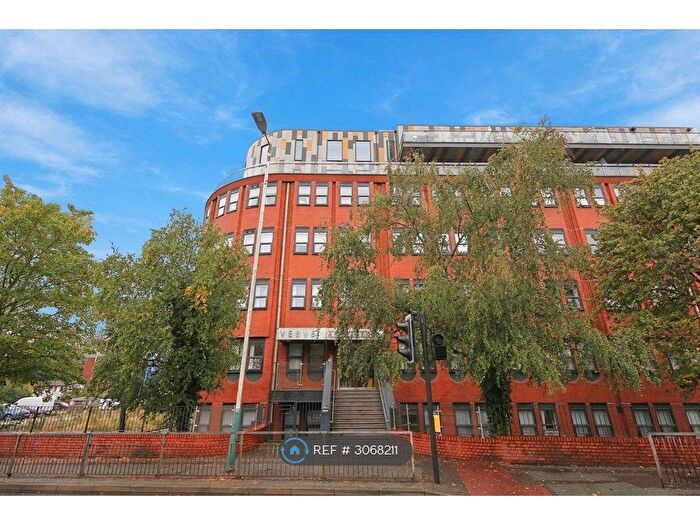 2 Bedroom Flat To Rent In Mercury Gardens, Romford, RM1
