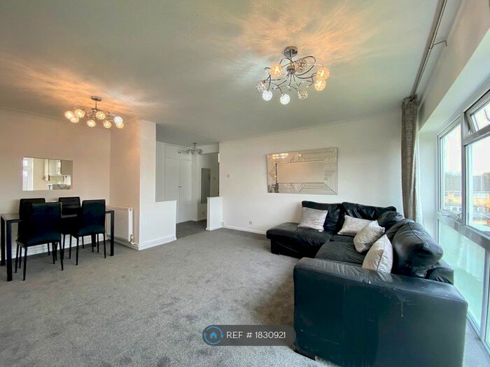2 Bedroom Flat To Rent In Poplar Way, Ilford, IG6