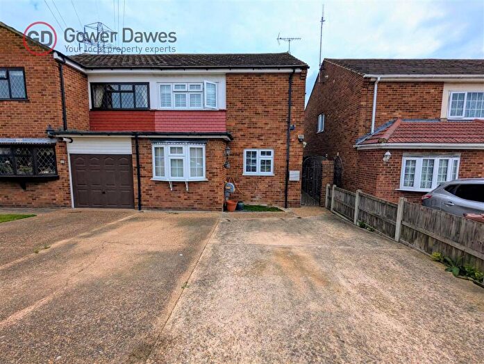 3 Bedroom Semi-Detached House For Sale In Somerset Road, Linford, SS17