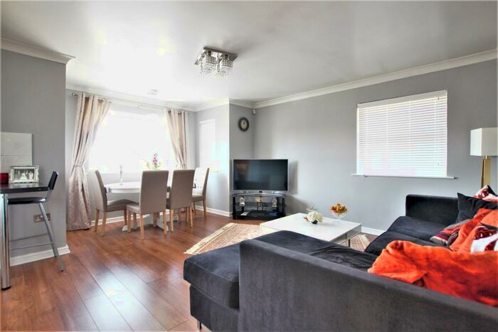 2 Bedroom Flat To Rent In Chertsey, KT16