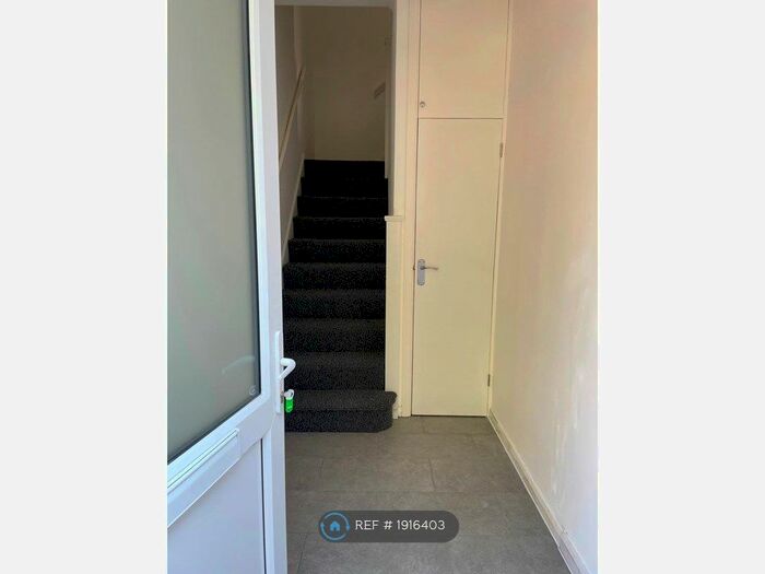 2 Bedroom Flat To Rent In Coworth Road, Ascot, SL5