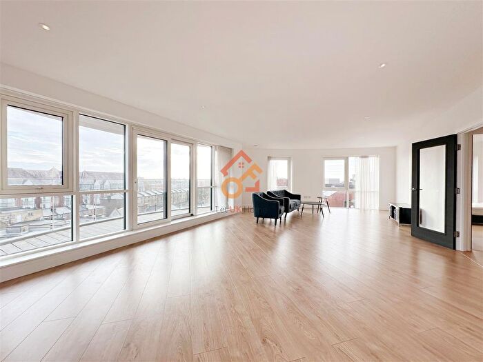 3 Bedroom Flat To Rent In Quartz House, Dickens Yard, New Broadway, London, W5