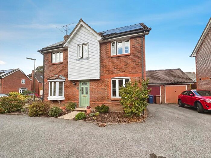 3 Bedroom Detached House For Sale In Lynton Close, Farnham, Surrey, GU9