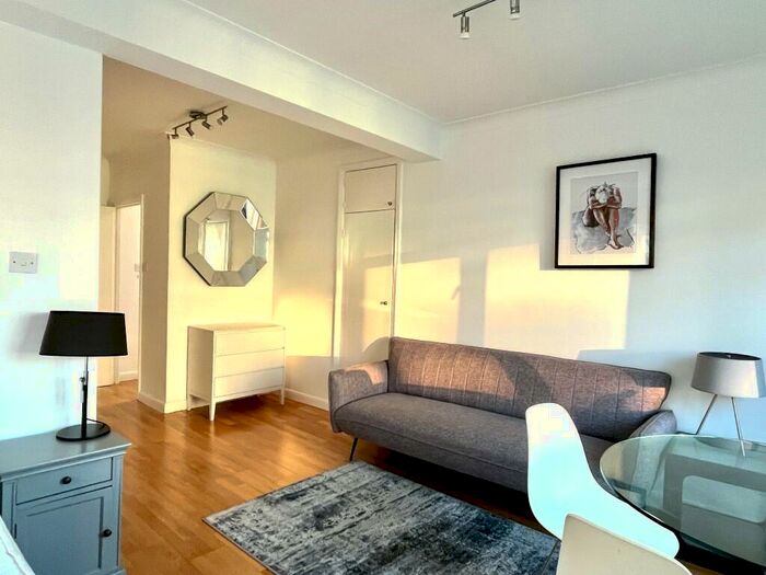 Studio To Rent In Euston Road, London, NW1