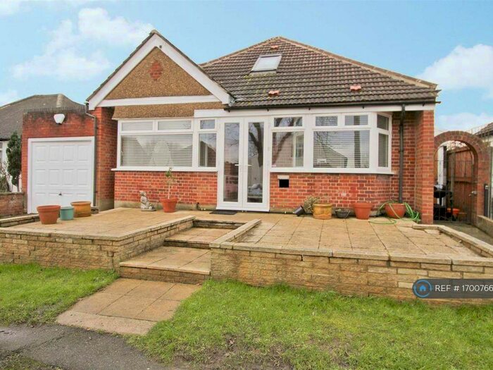 3 Bedroom Bungalow To Rent In Beech Avenue, Ruislip, HA4