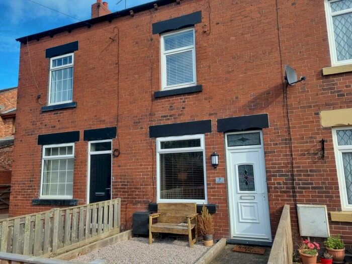 3 Bedroom House To Rent In Field Lane, Stairfoot, S70