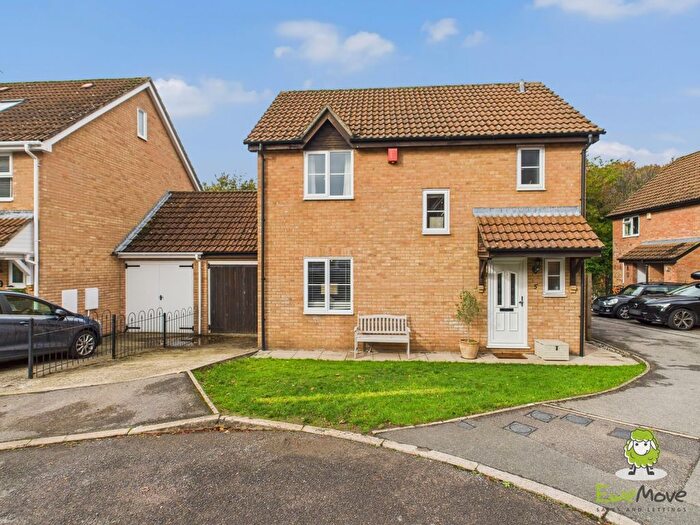 3 Bedroom Link Detached House For Sale In York Close, Basingstoke, RG22