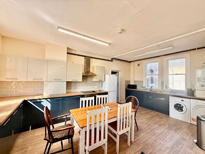 6 Bedroom Flat To Rent In Aylward Street, Portsmouth, PO1