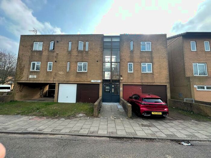 2 Bedroom Flat For Sale In Towan Avenue, Fishermead, Milton Keynes, Buckinghamshire, MK6