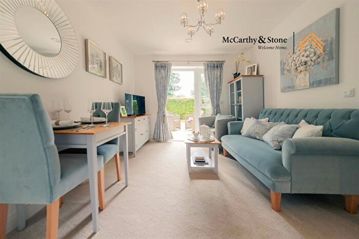 1 Bedroom Flat For Sale In Albert Court, Reading Road, Henley On Thames, Oxfordshire, RG9