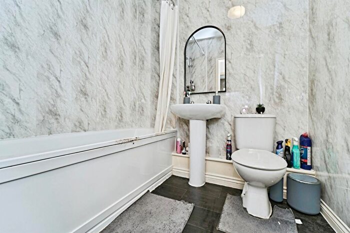 2 Bedroom Coach House For Sale In Creed Way, West Bromwich, B70