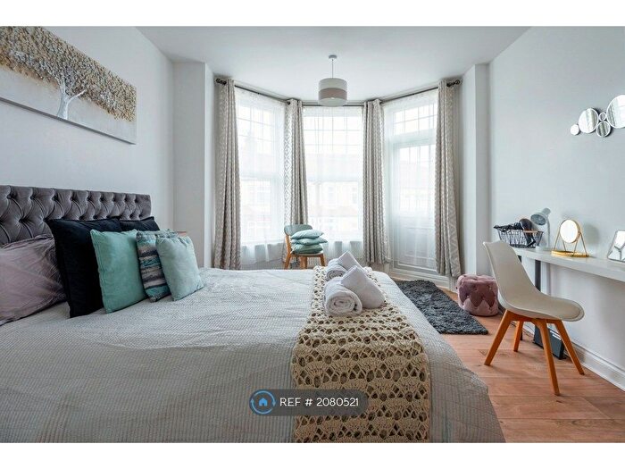 2 Bedroom Flat To Rent In Woodside Road, London, N22