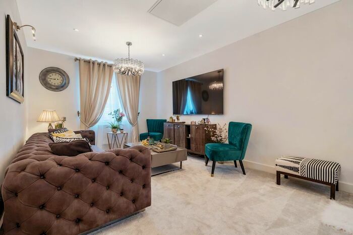 4 Bedroom Town House To Rent In Kingsbrook, Aylesbury, HP22