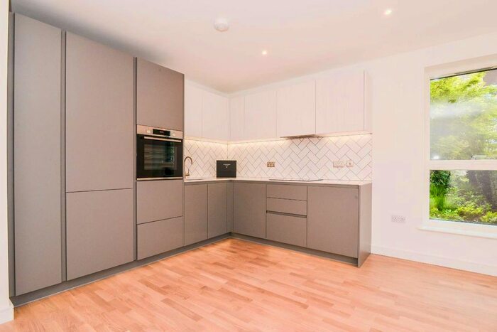 2 Bedroom Flat To Rent In Greenleaf Walk, Southall, London, UB1