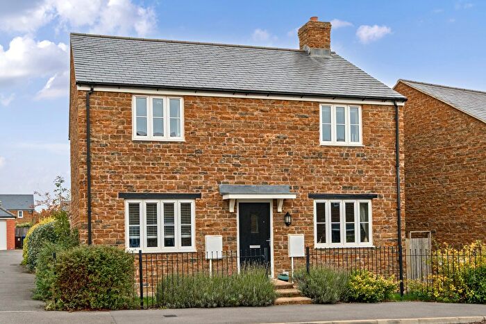 4 Bedroom Detached House For Sale In Dickenson Road, Bloxham, OX15