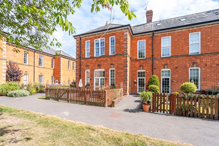 1 Bedroom Flat For Sale In Longley Road, Chichester, PO19