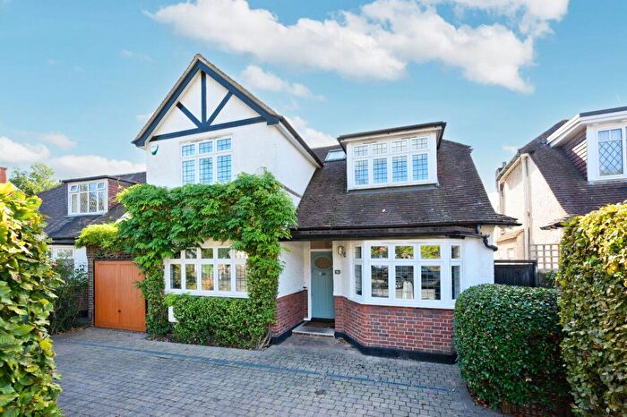 4 Bedroom Detached House For Sale In Garrick Close, Hersham, Walton-on-Thames, Surrey, KT12