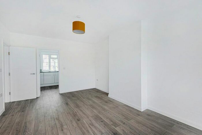 2 Bedroom Flat To Rent In Daws Lane, London, NW7