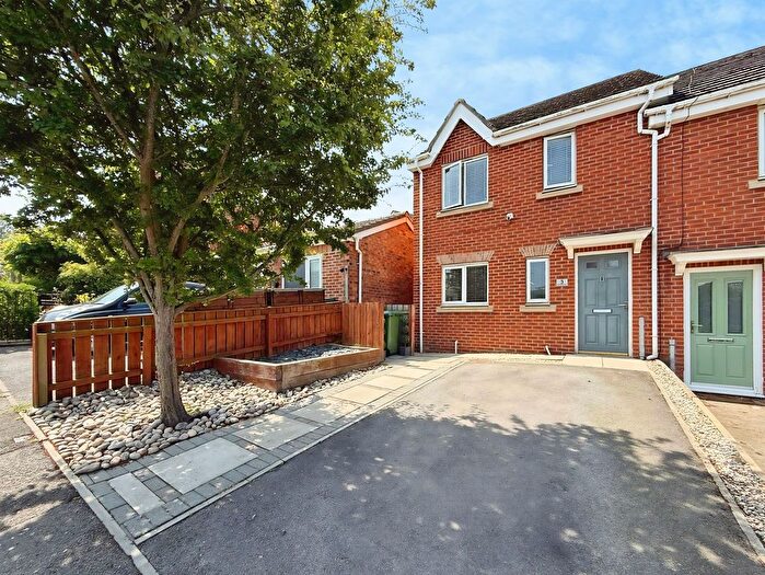 3 Bedroom End Terrace House For Sale In Wallington Close, Blaydon, NE21