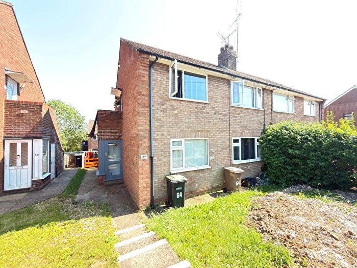 2 Bedroom Maisonette For Sale In Moreton Road North, Stopsley, Luton, Bedfordshire, LU2