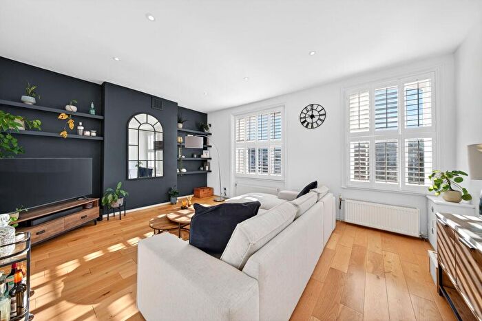 2 Bedroom Apartment For Sale In Loraine Road, London, N7