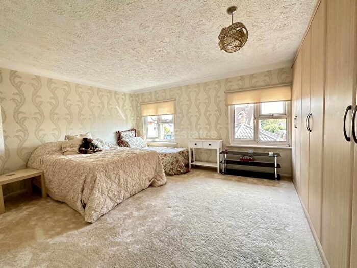 4 Bedroom Terraced House For Sale In New Waverley Road, Noak Bridge, SS15