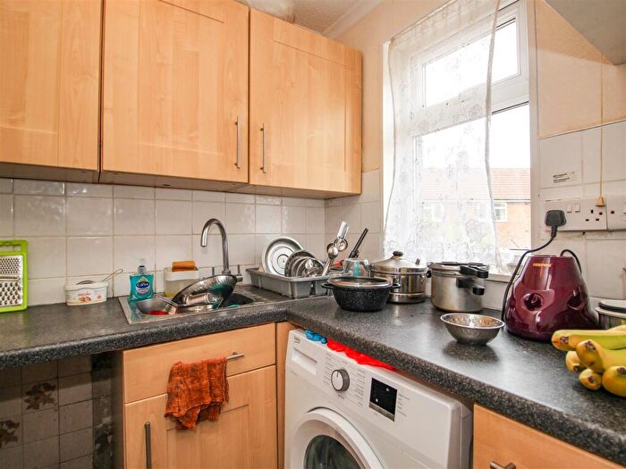 1 Bedroom Flat For Sale In Redhall Crescent, Leeds, LS11