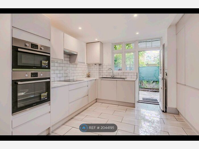 2 Bedroom Flat To Rent In Clifden Court, Twickenham, TW1