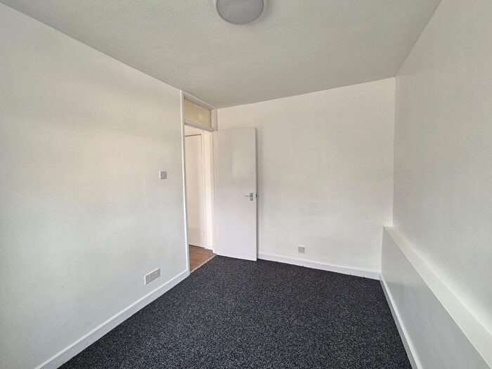 3 Bedroom Flat To Rent In South Norwood Hill, London, SE25