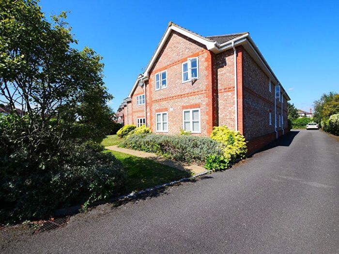 2 Bedroom Flat For Sale In Cumberland Road, Ashford, TW15